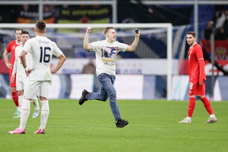 На матче Россия-Сербия на поле выбежал фанат, выполняя задание блогера