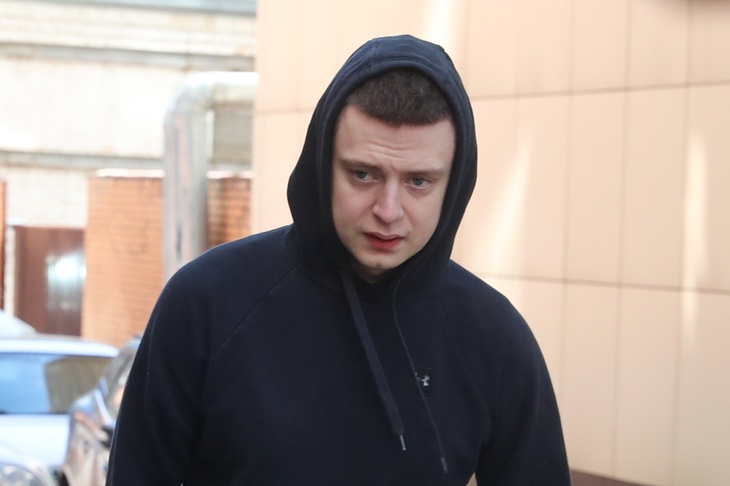 Скандальный блогер раздал ₽7 млн в ночном клубе в Москве