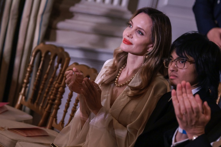 Анджелина Джоли начала встречаться сразу с двумя мужчинами после развода с Питтом