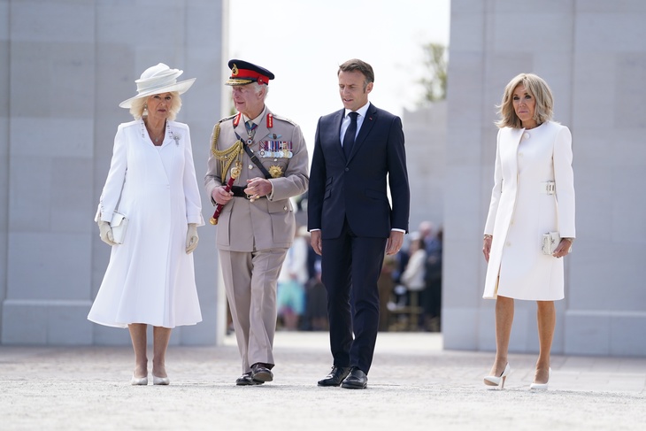 Королева Великобритании отказалась пожать руку жене президента Франции в Нормандии