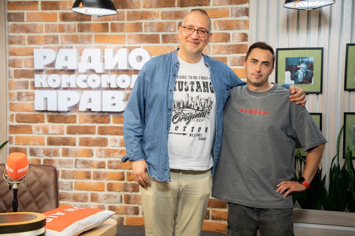 Ведущий Радио «Комсомольская правда» Михаил Антонов и директор по развитию компании OLIMPBET Константин Гусев (справа).