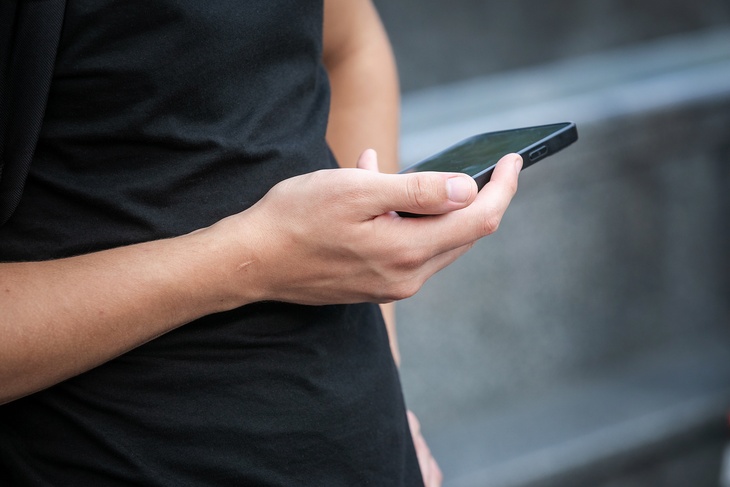 Эксперт заявил, что взорвавшийся у москвича телефон вряд ли связан с гаджетами в Ливане