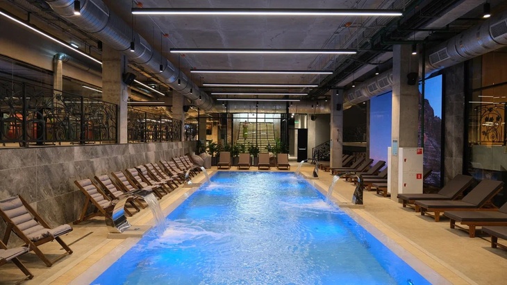 На юге Москвы открыли многофункциональный комплекс с гигантским бассейном и фудхоллом