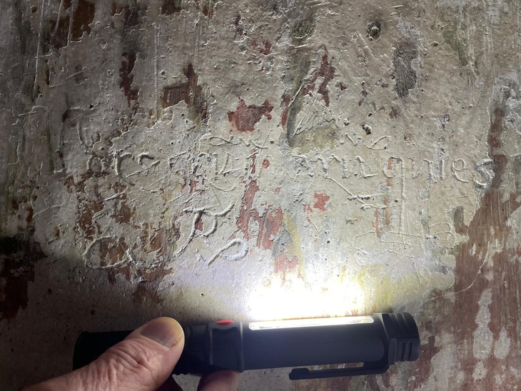 В британском поместье времен Тюдоров обнаружили множество «ведьминских знаков»