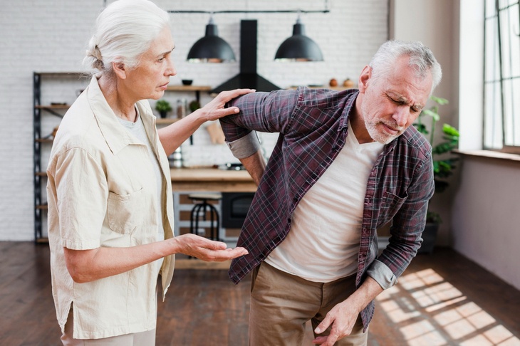 Врач рассказал, при каких серьезных заболеваниях у пожилых может болеть спина