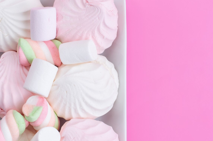 Диетолог Соломатина допустила, что отравившиеся зефиром россияне могли его переесть