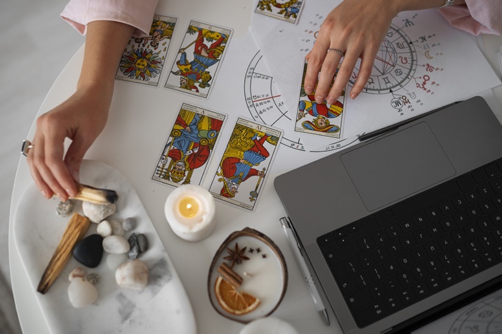 В России будут штрафовать компании, использующие тарологов на собеседовании