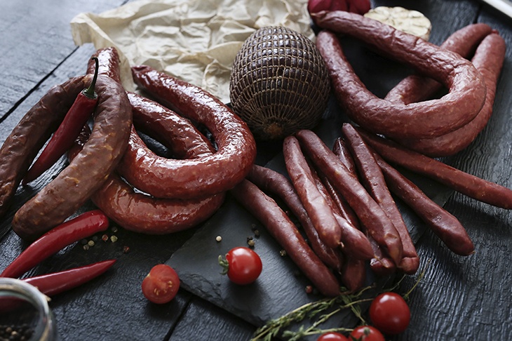 Врач Гинзбург рассказал, опасен ли мясной клей, найденный в продуктах известных брендов