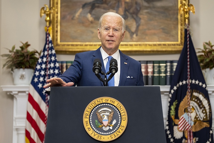 Байден в последний день президентства дважды опозорился на публике