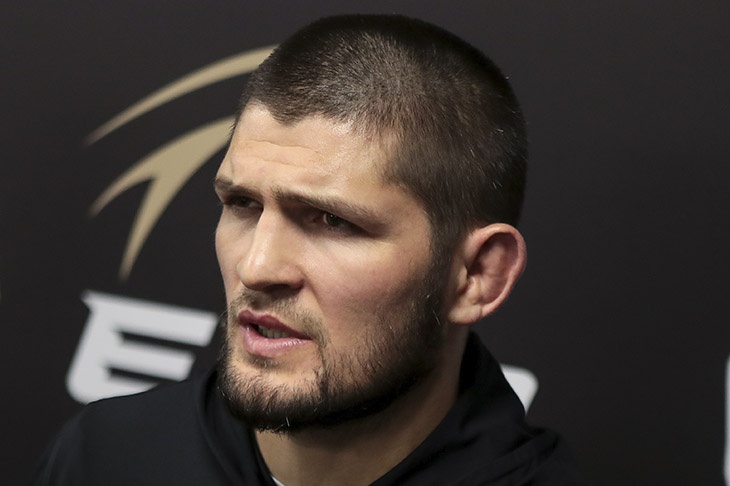 Нурмагомедов прокомментировал инцидент в самолете, после которого его сняли с рейса