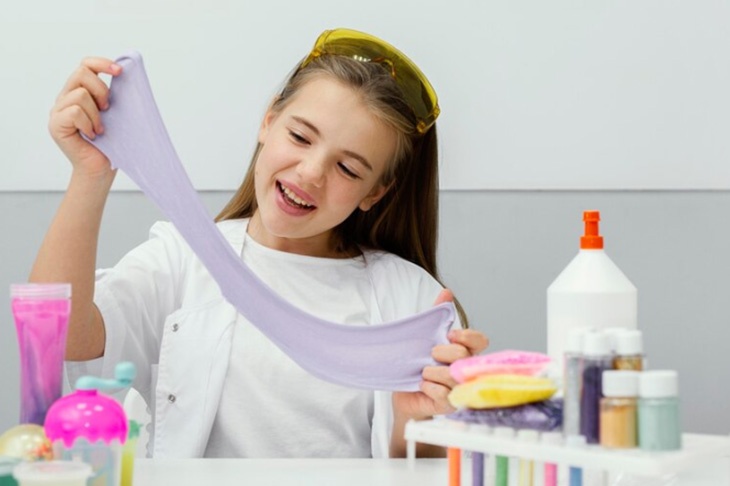 Дерматолог раскрыла последствия нового тренда с втиранием слайма в волосы