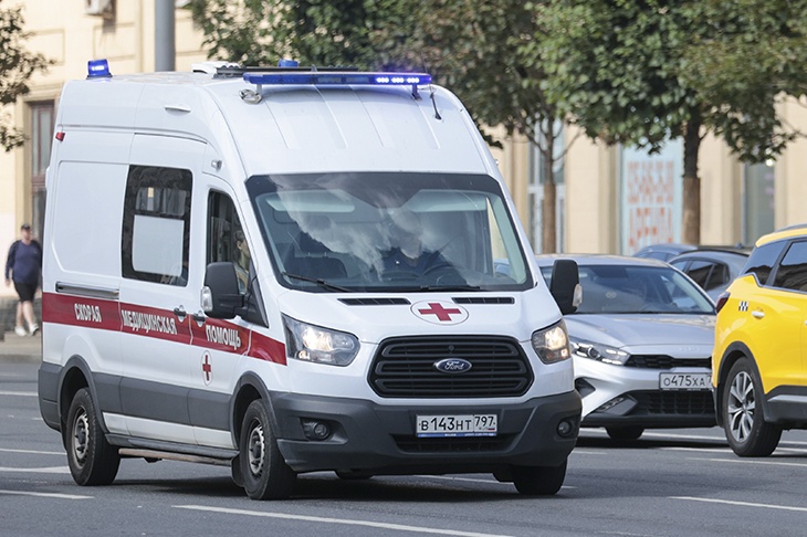 Автомобиль рухнул с пятого этажа парковки в Москве