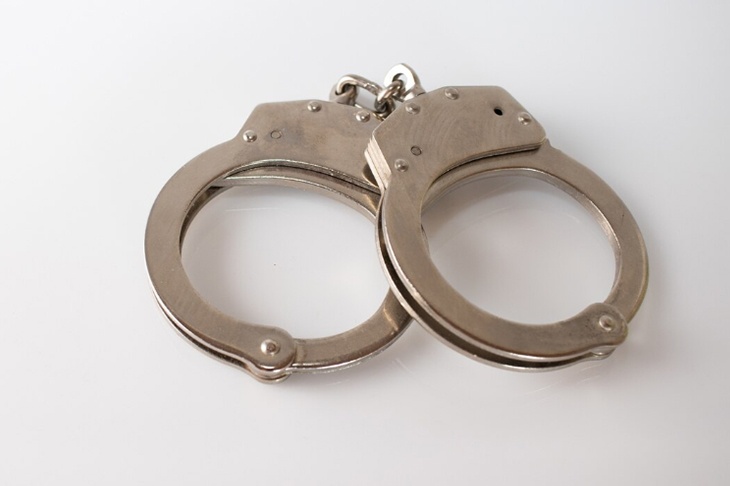 В Москве мужчина случайно заковал себя в найденные на улице наручники