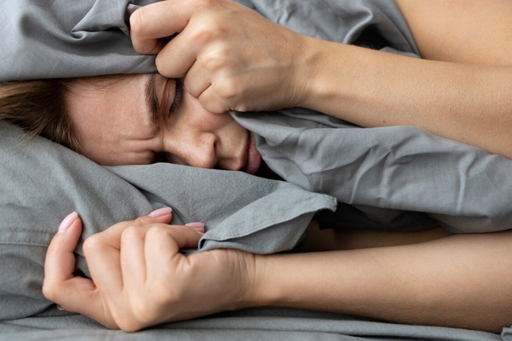 Биохакер: даже маленькие дозы алкоголя пагубно влияют на качество сна