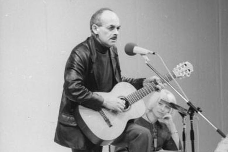 Булат Окуджава: как сын врага народа стал главным бардом Советского Союза