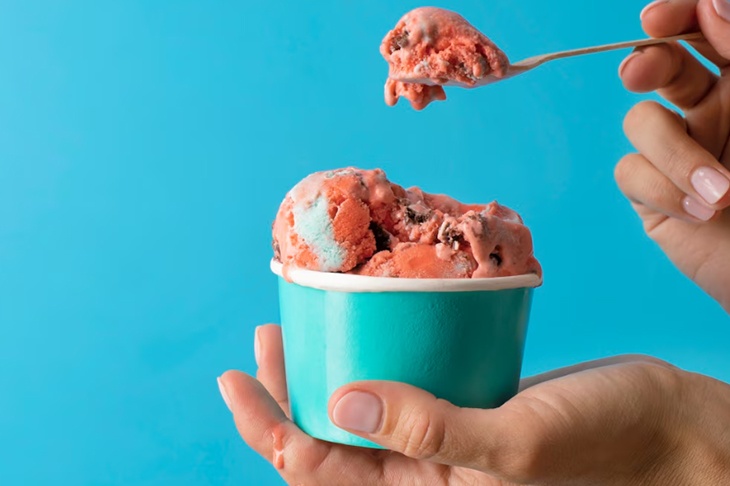 Диетолог назвала полезную альтернативу обычному мороженому Диетолог назвала полезную альтернативу обычному мороженому
