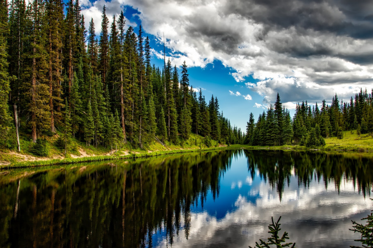Россиянам напомнили об опасности купания в закрытых водоемах
