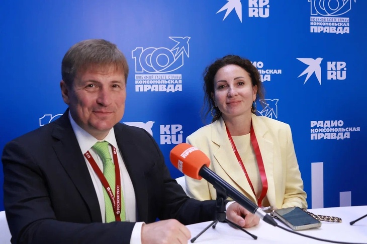 В открытой студии Радио «Комсомольская правда» на ПМЭФ-2025 директор по корпоративным коммуникациям и взаимодействию с органами власти «Лемана ПРО» Вера Бояркова и генеральный директор Фонда «Природа и люди» Сергей Рыбаков В открытой студии Радио «Комсомольская правда» на ПМЭФ-2025 директор по корпоративным коммуникациям и взаимодействию с органами власти «Лемана ПРО» Вера Бояркова и генеральный директор Фонда «Природа и люди» Сергей Рыбаков