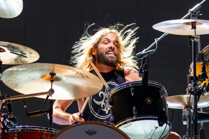 Барабанщик Foo Fighters Тейлор Хокинс