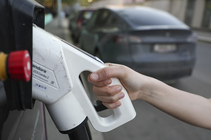 Автоэксперт допустил отмену льгот для владельцев электромобилей в будущем