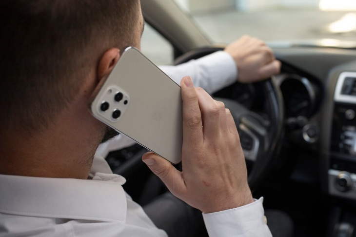 Россиянин смог оспорить штраф за разговор по телефону во время управления автомобилем