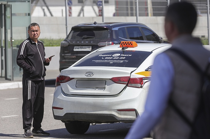 В Петербурге ввели запрет на работу мигрантов в такси