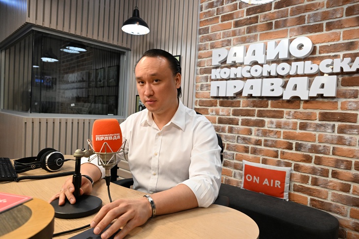 Сангаджи Тарбаев в студии Радио «Комсомольская правда»