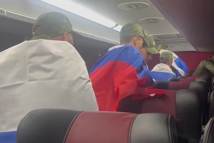 Освобожденные из плена российские военные вернулись домой