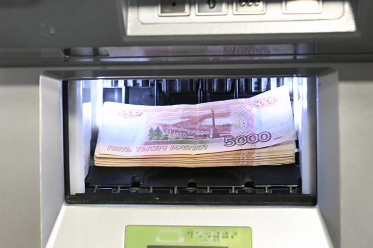 «Спокойнее и безопаснее»: экономист объяснил рост спроса на наличные деньги в России