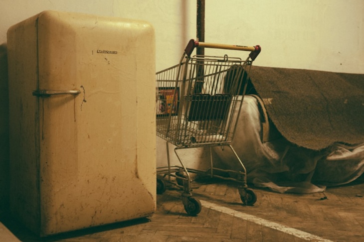 Россиян предупредили о штрафах за выброс старого холодильника возле дома