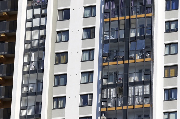 Россиянам напомнили о крупных штрафах за самовольное остекление балкона Россиянам напомнили о крупных штрафах за самовольное остекление балкона