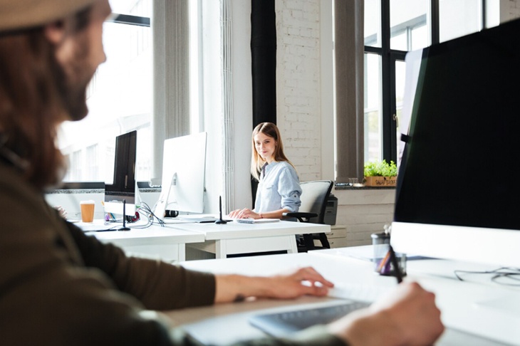 Опрос показал, каким поколениям сотрудников работодатели отдают предпочтение 