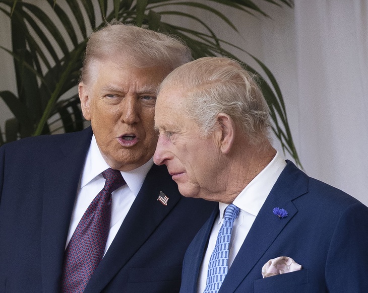 Трамп грубо нарушил этикет на встрече с королем Великобритании