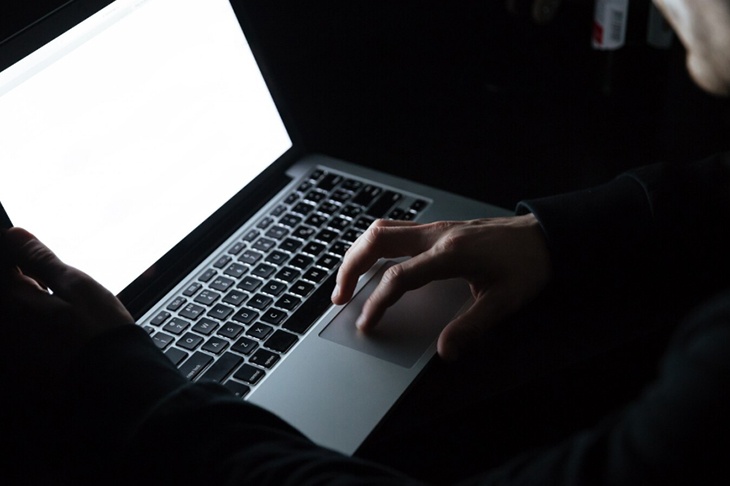 Эксперт назвал реальной угрозу включения веб-камеры ноутбука хакерами