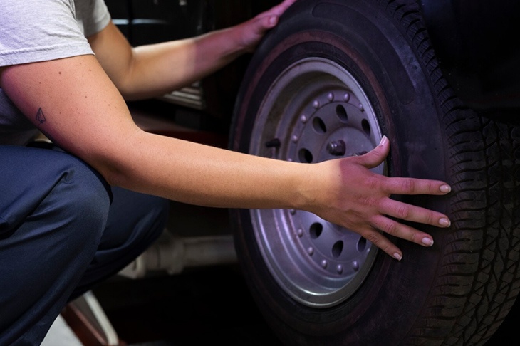 Россиянам рассказали, как получить компенсацию за пробитое на плохой дороге колесо