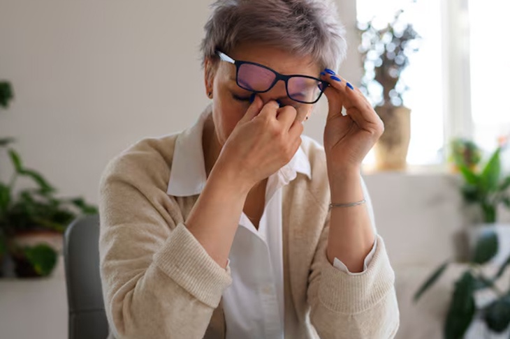 «Можно даже ослепнуть»: врач предупредила об опасности синдрома сухости глаз