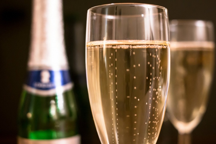 Россиянам пообещали справедливые цены на шампанское к Новому году
