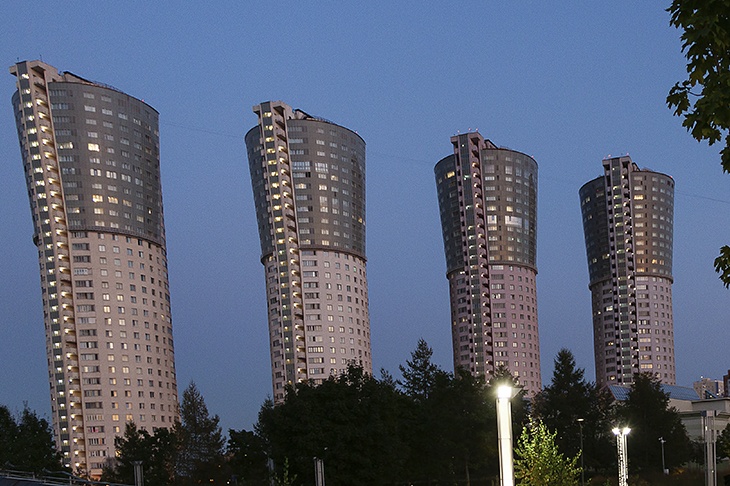 Оконное стекло сорвалось с 50-го этажа дома в московском ЖК 