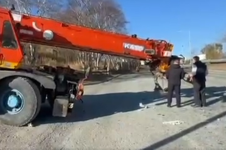 Два человека погибли в результате аварии с автокраном на Камчатке Два человека погибли в результате аварии с автокраном на Камчатке