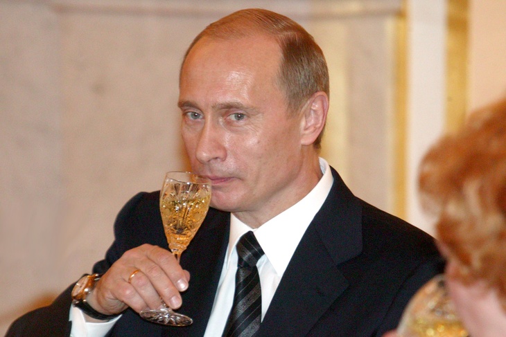 Трактор, пододеяльник и песня под гитару: какие подарки дарят Владимиру Путину Трактор, пододеяльник и песня под гитару: какие подарки дарят Владимиру Путину