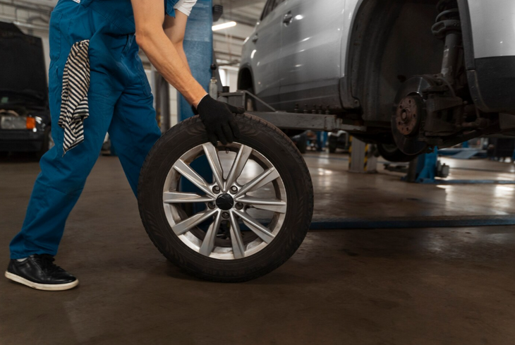 Инструктор рассказал, стоит ли менять шины на автомобиле в межсезонье Инструктор рассказал, стоит ли менять шины на автомобиле в межсезонье