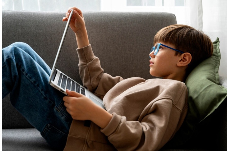 Юрист не оценил идею ввести доступ в Сеть для подростков по паспорту