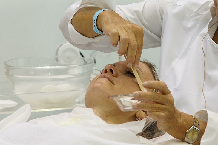 Инфекционист рассказал об опасности косметических услуг в непроверенных местах