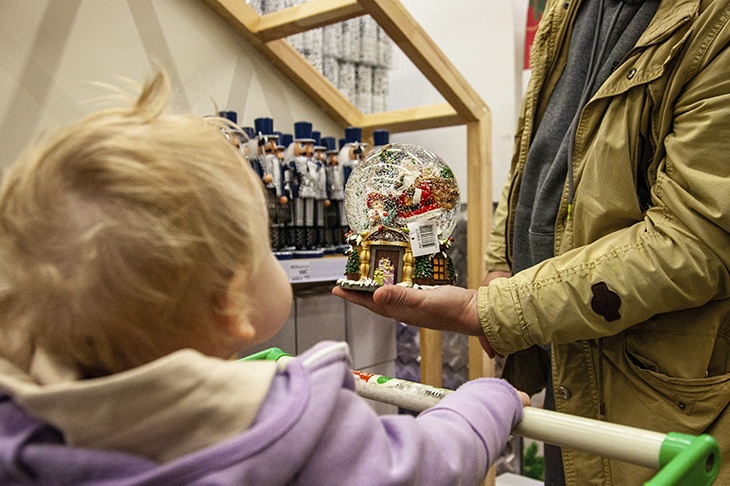 Экономист призвал россиян не ждать больших новогодних распродаж