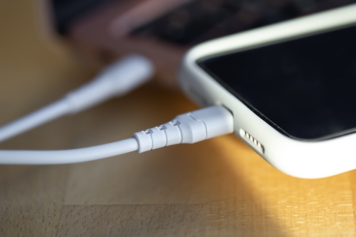 Эксперт: треснувшая зарядка для телефона может привести к пожару Эксперт: треснувшая зарядка для телефона может привести к пожару