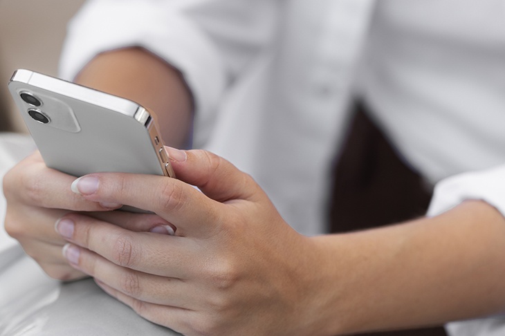 Жительница Москвы осталась без работы за селфи на больничном