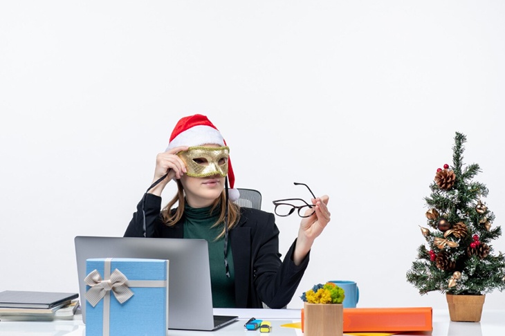 Россиянам запретили уходить домой раньше в последний рабочий день года