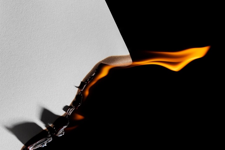 Россиян призвали не пить шампанское с пеплом от сгоревших записок с пожеланиями