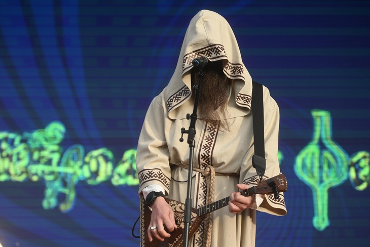 Нейромонах Феофан под Новый год поёт не про Деда Мороза, а про лешего