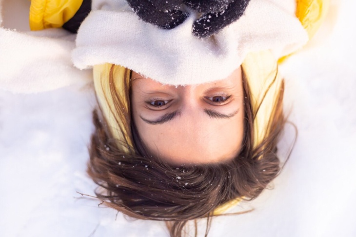 Эксперт рассказала, почему защитные крема от солнца нужно использовать и зимой